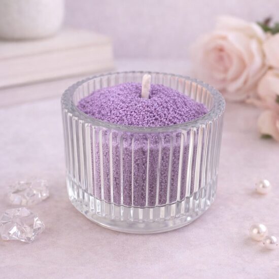 Fialová sypaná svíčka z přírodního vosku